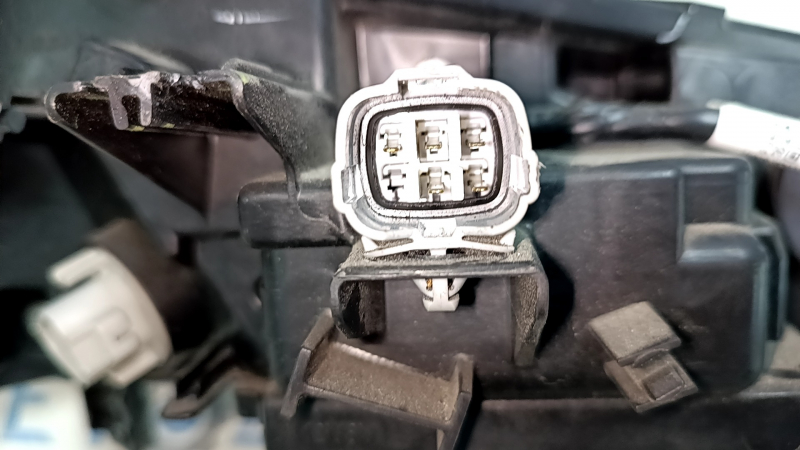 Left Nissan Rogue 21-24 halogen + LED turn signal DRL, built by us, broken mount, sand, minor scratches