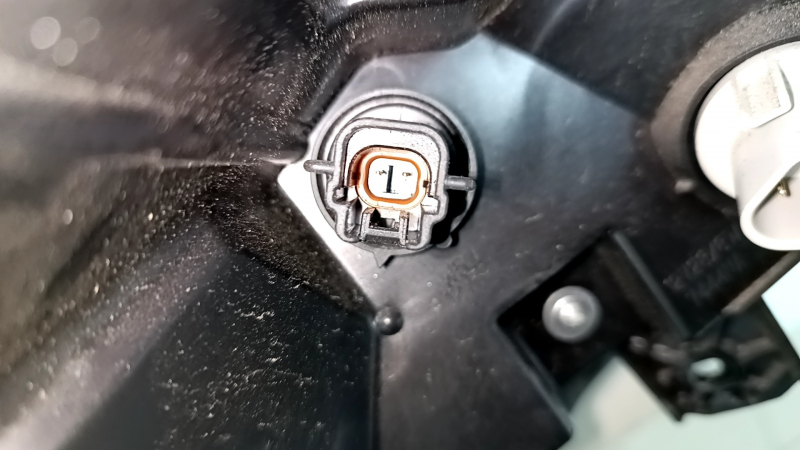 Left Nissan Rogue 21-24 halogen + LED turn signal DRL, built by us, broken mount, sand, minor scratches