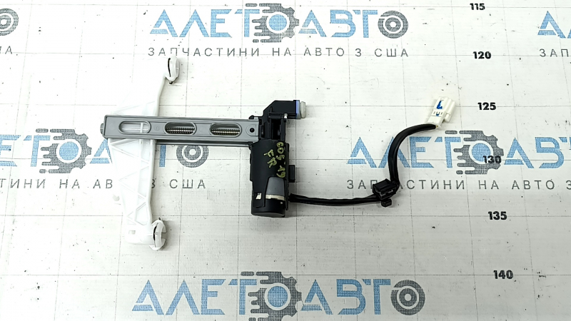 The motor for adjusting the knee support cushion of the passenger seat of the BMW X5 G05 19-22 has a broken mount.