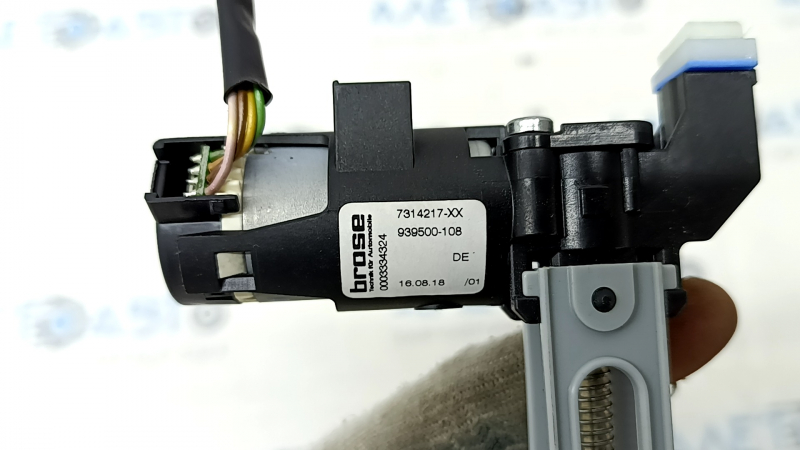 The motor for adjusting the knee support cushion of the passenger seat of the BMW X5 G05 19-22 has a broken mount.
