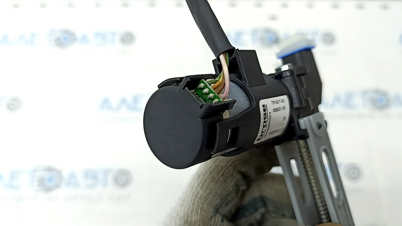 The motor for adjusting the knee support cushion of the passenger seat of the BMW X5 G05 19-22 has a broken mount.