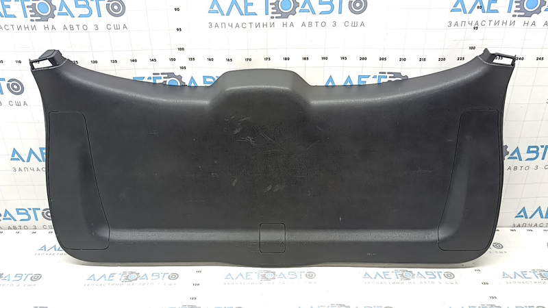 The trunk door trim of a 19-2019 Toyota Highlander is black, with plugs, scratches, and broken fasteners.
