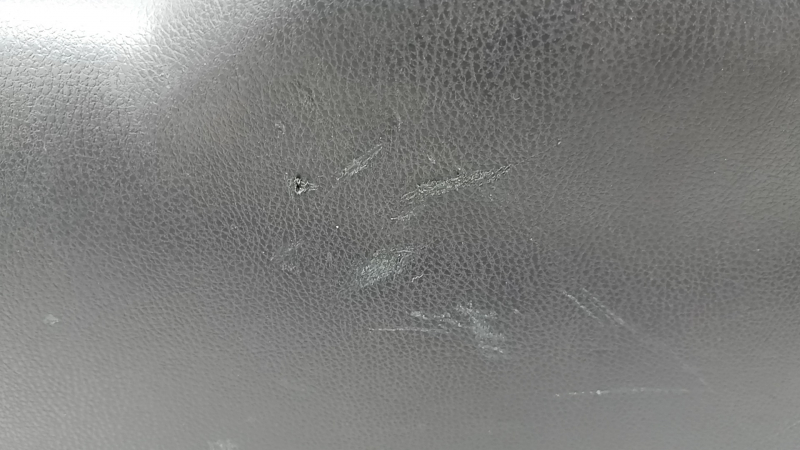 The trunk door trim of a 19-2019 Toyota Highlander is black, with plugs, scratches, and broken fasteners.