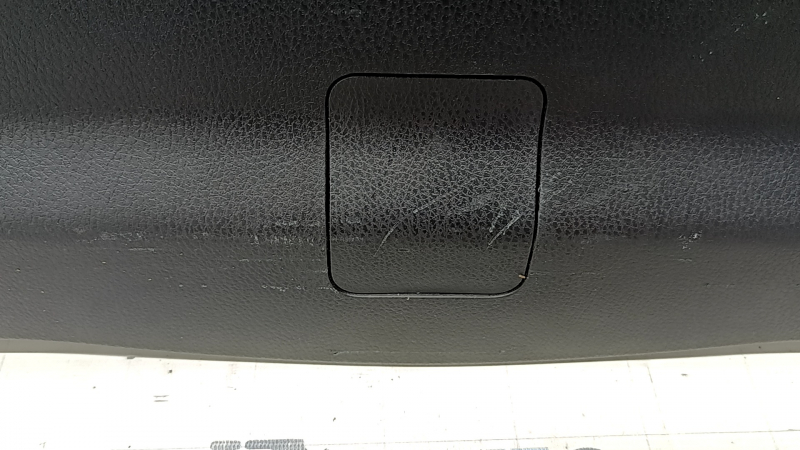 The trunk door trim of a 19-2019 Toyota Highlander is black, with plugs, scratches, and broken fasteners.