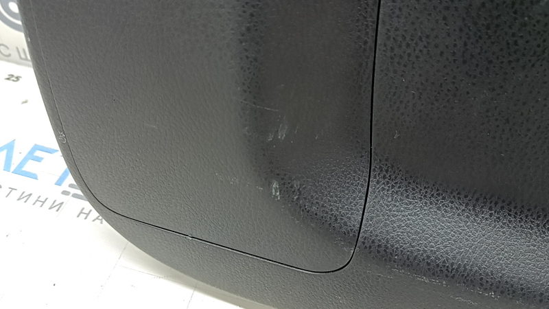 The trunk door trim of a 19-2019 Toyota Highlander is black, with plugs, scratches, and broken fasteners.