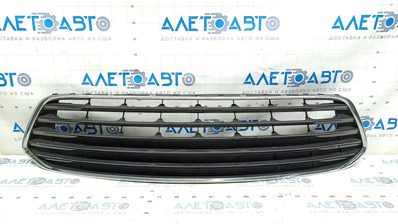 Lower grille of the front bumper of the Toyota Avalon 13-15 pre-restyling, bumps, broken chrome, cracks, non-standard holes
