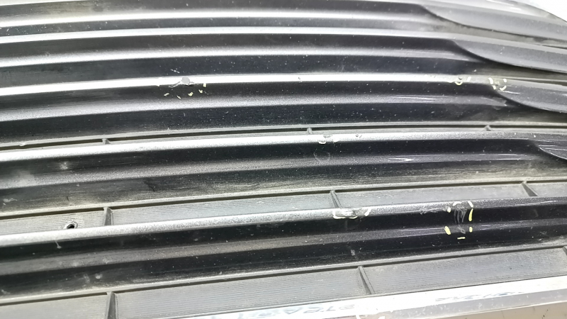 Lower grille of the front bumper of the Toyota Avalon 13-15 pre-restyling, bumps, broken chrome, cracks, non-standard holes