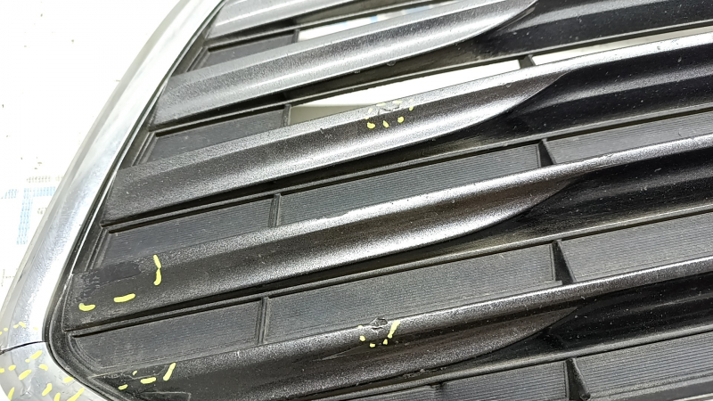 Lower grille of the front bumper of the Toyota Avalon 13-15 pre-restyling, bumps, broken chrome, cracks, non-standard holes