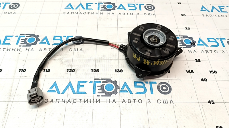 Right cooling fan motor for Toyota Highlander 14-19 3.5 is low and noisy.