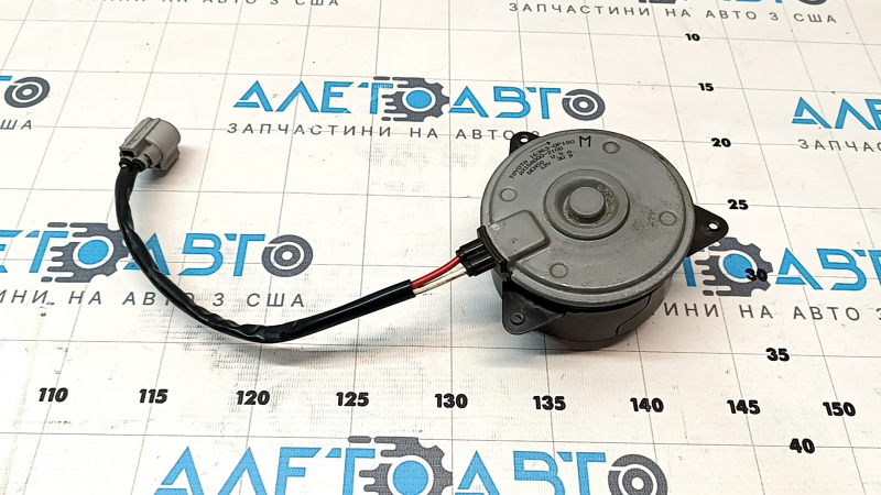Right cooling fan motor for Toyota Highlander 14-19 3.5 is low and noisy.