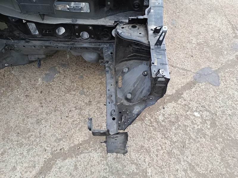 Front left quarter panel of a 14-20 Nissan Rogue on the body, black, bumper on the threshold