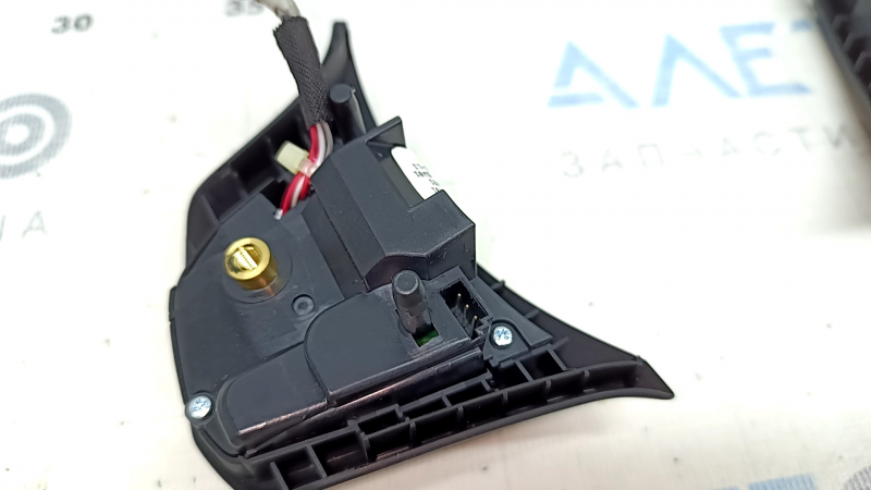The steering wheel control buttons on the BMW i3 14-21 are black and the mount is broken.