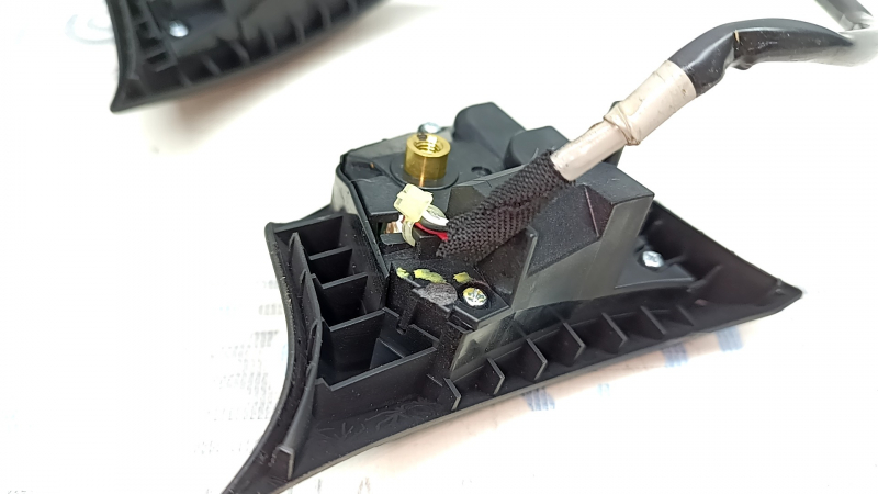 The steering wheel control buttons on the BMW i3 14-21 are black and the mount is broken.