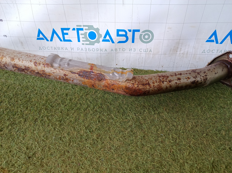 The exhaust pipe with the rear barrel of a Honda CRV 20-22 hybrid is rusty and dented.