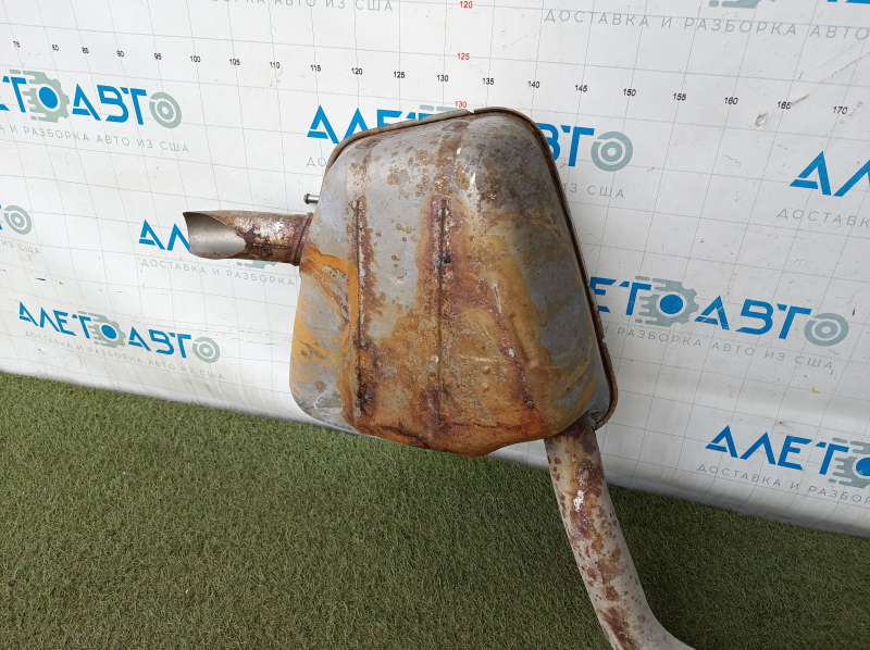 The exhaust pipe with the rear barrel of a Honda CRV 20-22 hybrid is rusty and dented.