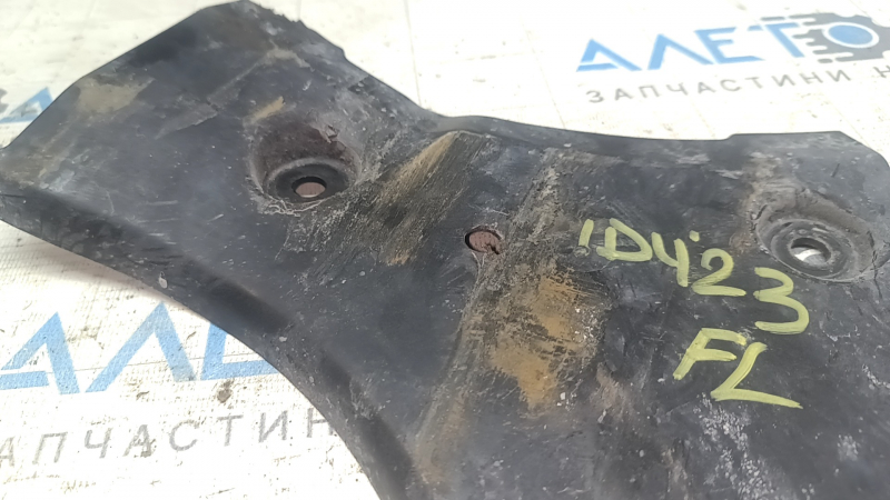 The front lower control arm trim, left, Volkswagen ID.4 23-25, is worn out.
