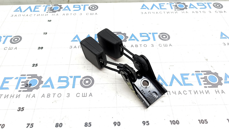 Seat belt latches for row 2 of the Volkswagen ID.4 23-25