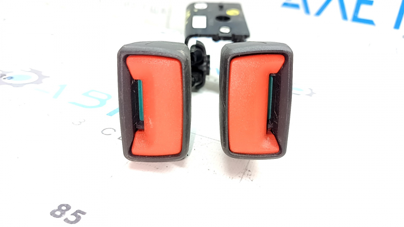 Seat belt latches for row 2 of the Volkswagen ID.4 23-25