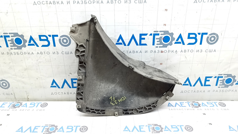 The front left mudguard of a Volkswagen ID.4 21-24 is worn.