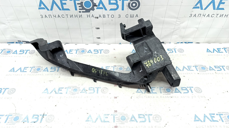The left front headlight mount of the Audi Q5 80A 18-20 has a broken fragment.