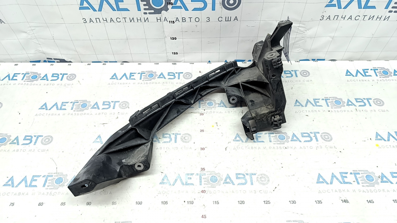 The left front headlight mount of the Audi Q5 80A 18-20 has a broken fragment.