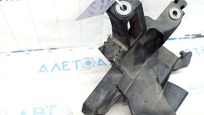 The left front headlight mount of the Audi Q5 80A 18-20 has a broken fragment.