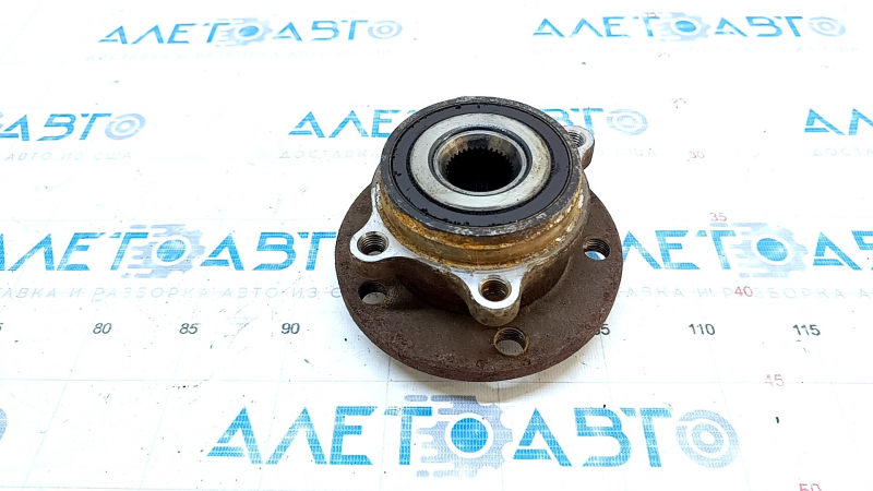 The rear right hub of an Audi Q3 8U 15-18 AWD is rusty.
