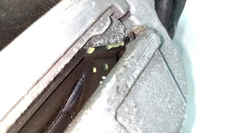 The left engine mount of a Jeep Compass 17-22 9-speed automatic transmission is cracked.