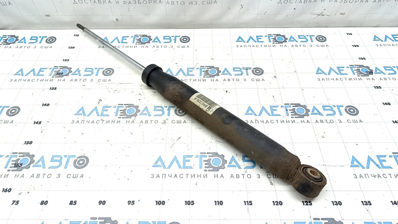 The rear left shock absorber for the Audi Q5 8R 13-17 is rusty.