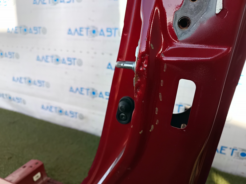 The left central body pillar of the Lexus ES300h ES350 13-18 is sawn off, dents