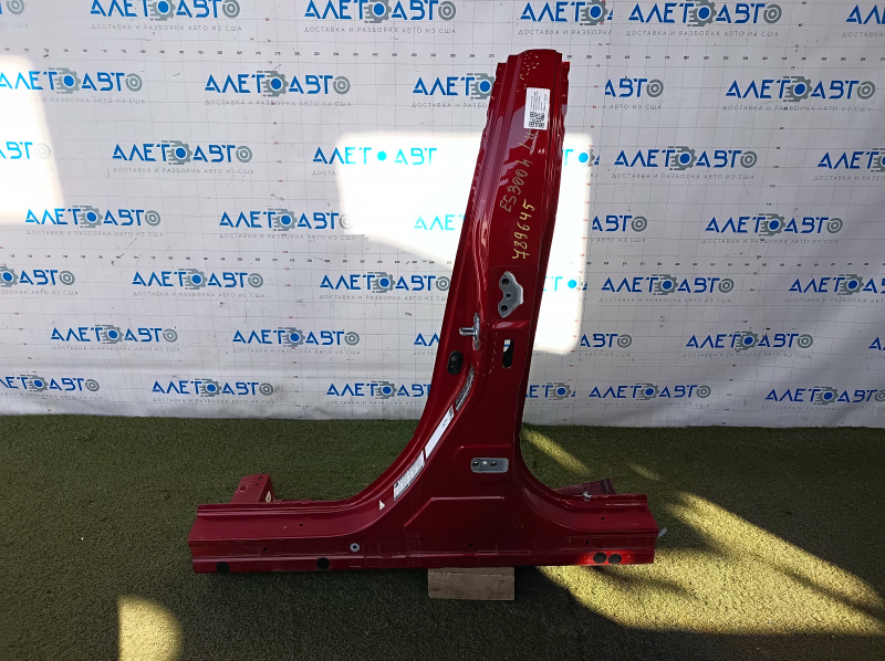 The left central body pillar of the Lexus ES300h ES350 13-18 is sawn off, dents