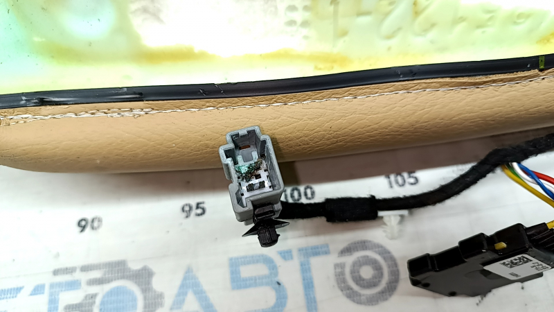 Volvo XC90 16-25 leather passenger seat upholstery, beige, heated, needs cleaning, oxidized chip
