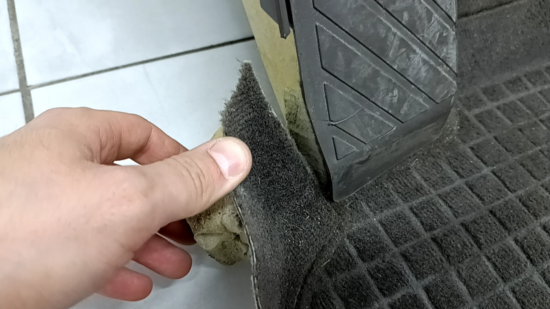 Audi Q5 8R 09-17 brown floor covering with footrest, needs cleaning, cut
