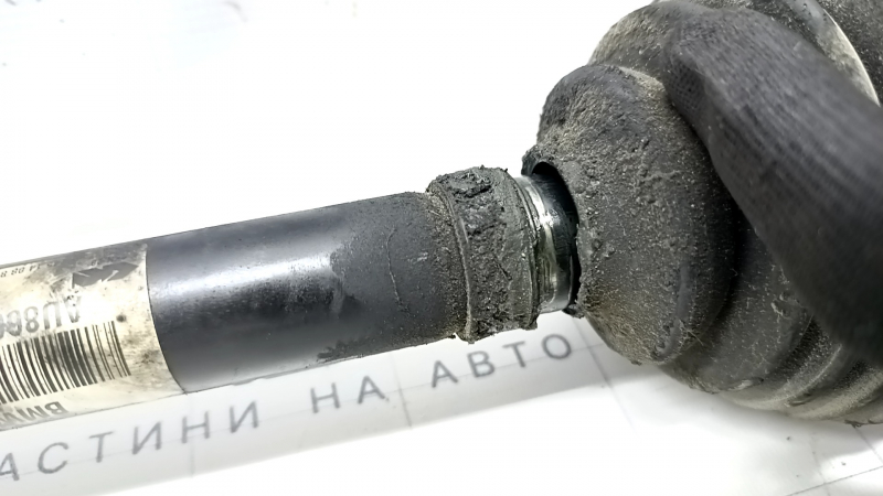 Front right axle shaft of BMW 5 G30 17-20 2.0T, 3.0T, 530e hybrid has a torn boot