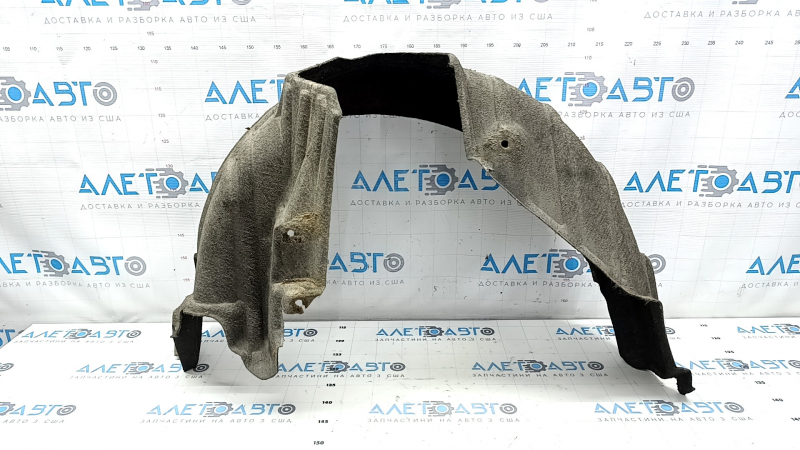The rear left fender liner of a Toyota Camry v40 has a torn mount.