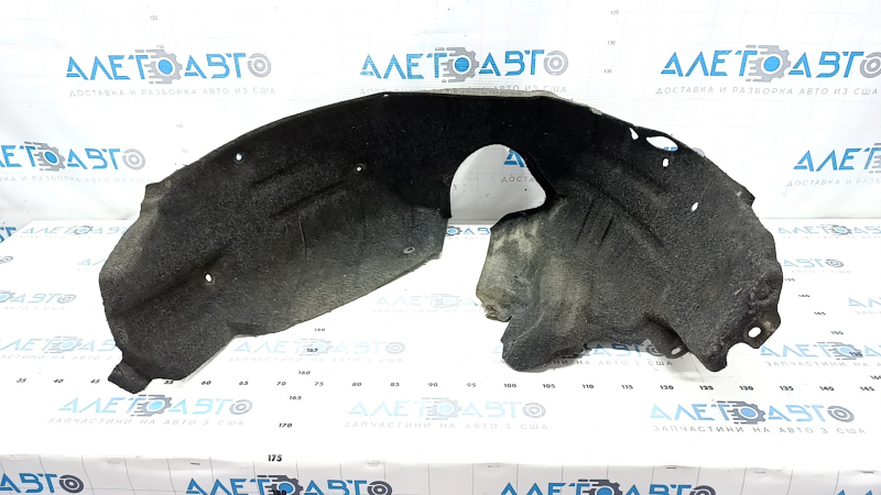 The rear left fender liner of a Toyota Camry v40 has a torn mount.