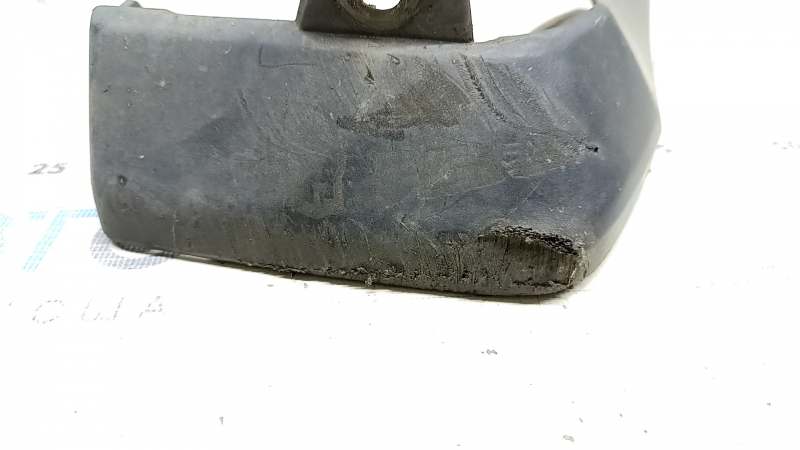 The rear right mudguard of a Honda Accord 18-22 is worn out.