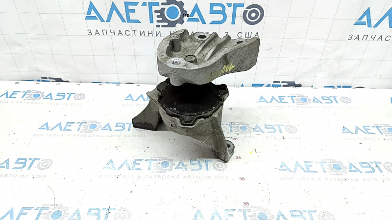 The right engine mount of a Honda Accord 18-22 2.0 hybrid is cracked.