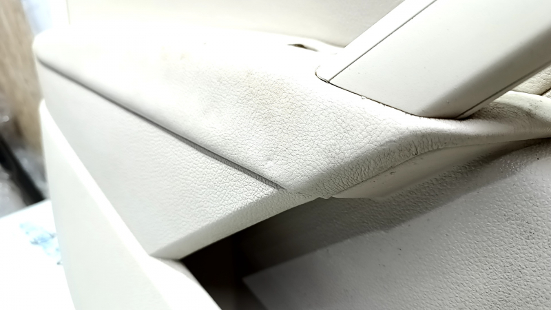 Front left door panel for VW Passat b7 12-15 USA, beige with beige leather insert, leather armrest, glossy gray molding, dents, scratches, dry-cleanable