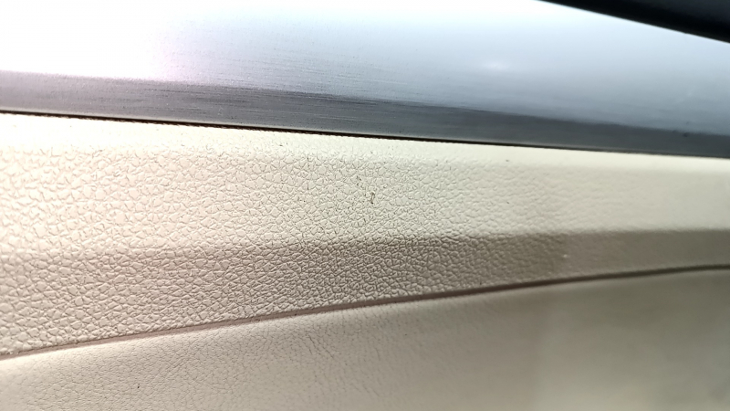 Front left door panel for VW Passat b7 12-15 USA, beige with beige leather insert, leather armrest, glossy gray molding, dents, scratches, dry-cleanable