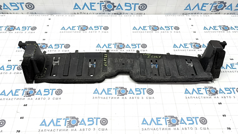 The lower radiator deflector of the Toyota Prius V 15-17 is pressed, broken, and the fasteners are broken.