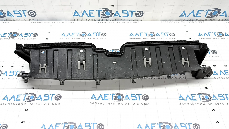 The lower radiator deflector of the Toyota Prius V 15-17 is pressed, broken, and the fasteners are broken.