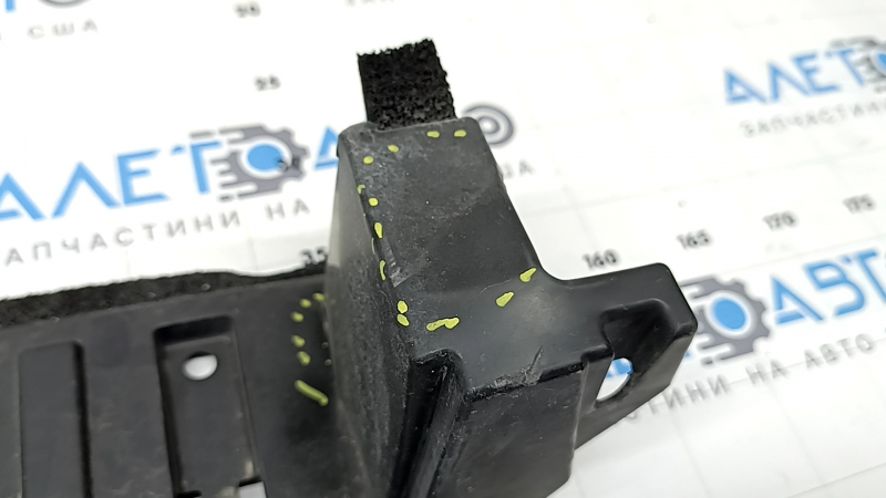The lower radiator deflector of the Toyota Prius V 15-17 is pressed, broken, and the fasteners are broken.