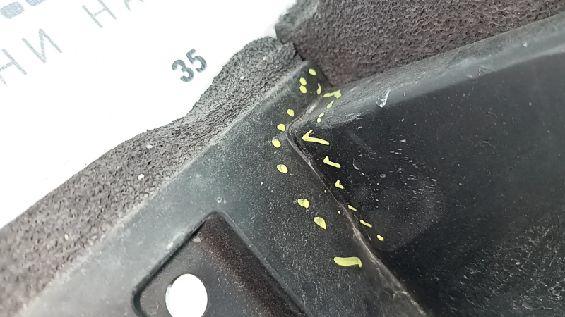 The lower radiator deflector of the Toyota Prius V 15-17 is pressed, broken, and the fasteners are broken.