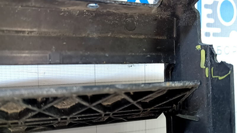 Radiator deflector blind assembly for Ford Edge 19-24 2.0T, 2.7T with motor, cracks, missing fragment