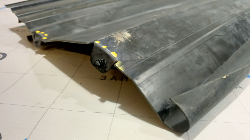 Jeep Cherokee KL 14-18 2.4 lower radiator deflector cracks in the fasteners