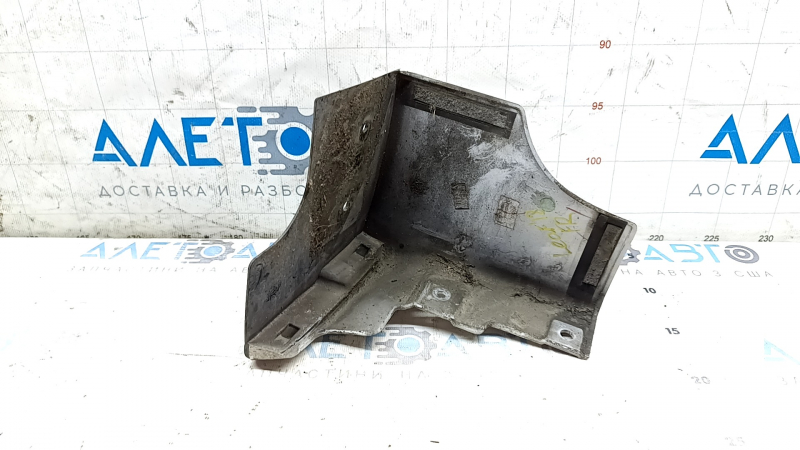 The front right mudguard of a Nissan Leaf 18-25 is worn out.