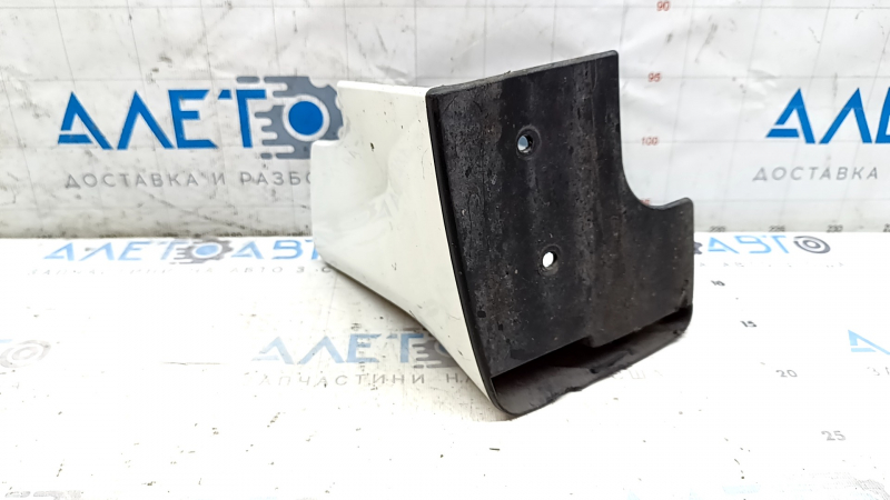 The front right mudguard of a Nissan Leaf 18-25 is worn out.