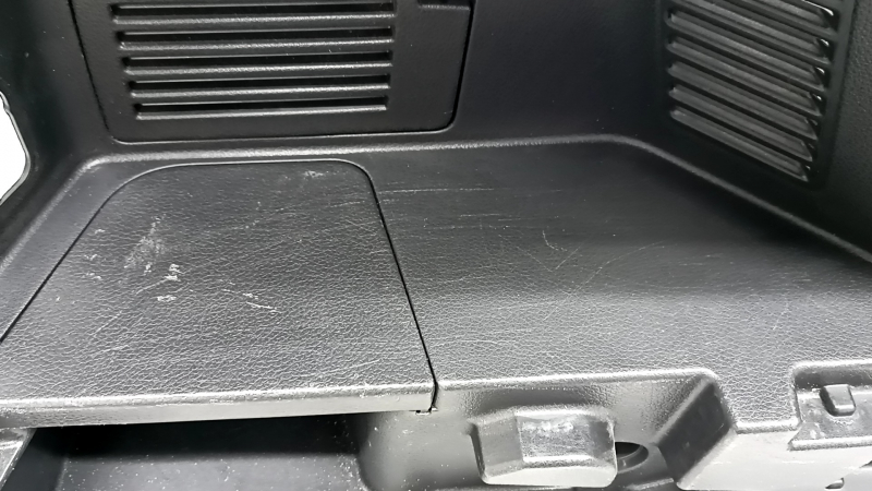 Left arch trim for a 19-20 Nissan Rogue, black, 2 rows, scratches, worn