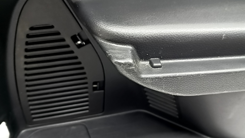 Left arch trim for a 19-20 Nissan Rogue, black, 2 rows, scratches, worn